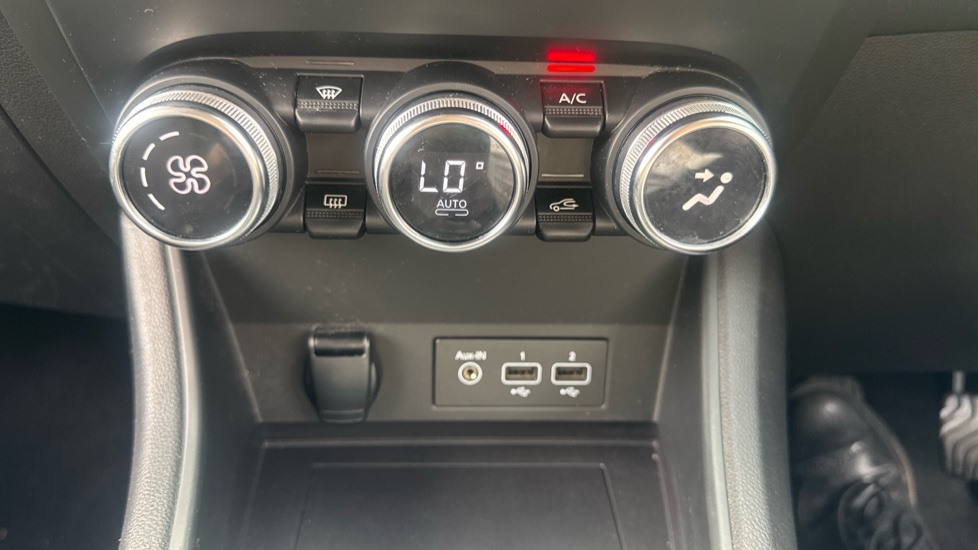 Renault Captur 1.3 TCE 130 Iconic 5dr Petrol Hatchback - Image 34