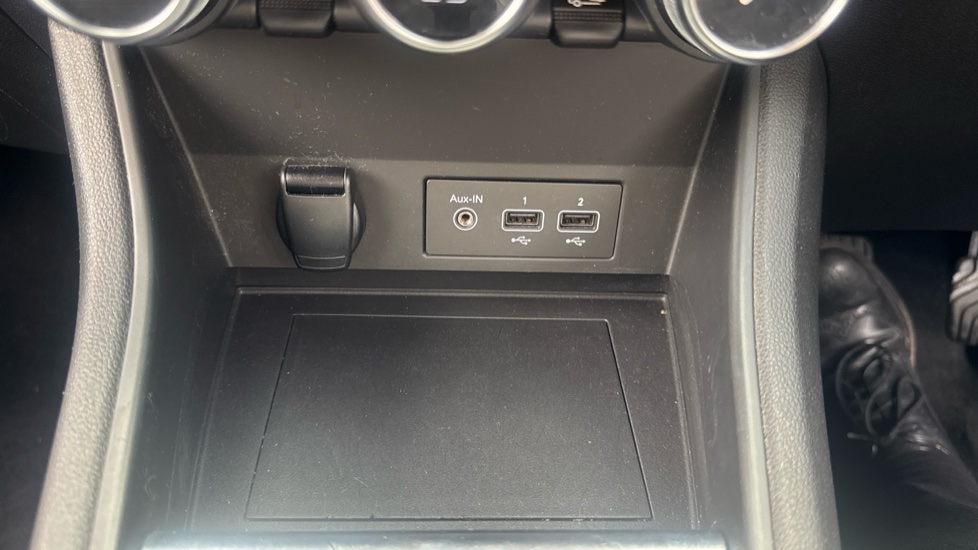 Renault Captur 1.3 TCE 130 Iconic 5dr Petrol Hatchback - Image 35