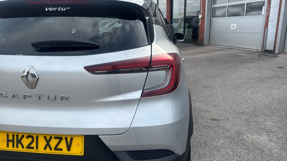 Renault Captur 1.3 TCE 130 Iconic 5dr Petrol Hatchback - Image 38