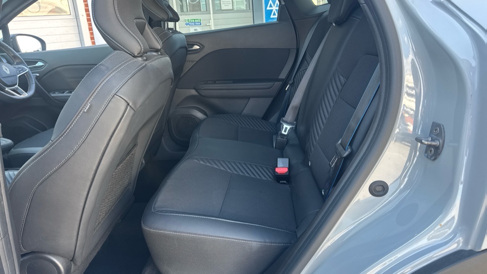 Renault Symbioz 1.6 E-Tech FHEV 145 Techno Esprit Alpine 5dr Auto Hybrid Estate - Image 16