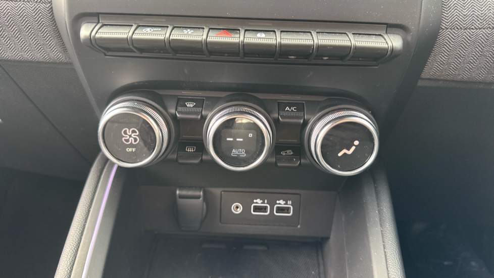 Renault Clio 1.0 TCe 90 Techno 5dr Petrol Hatchback - Image 40