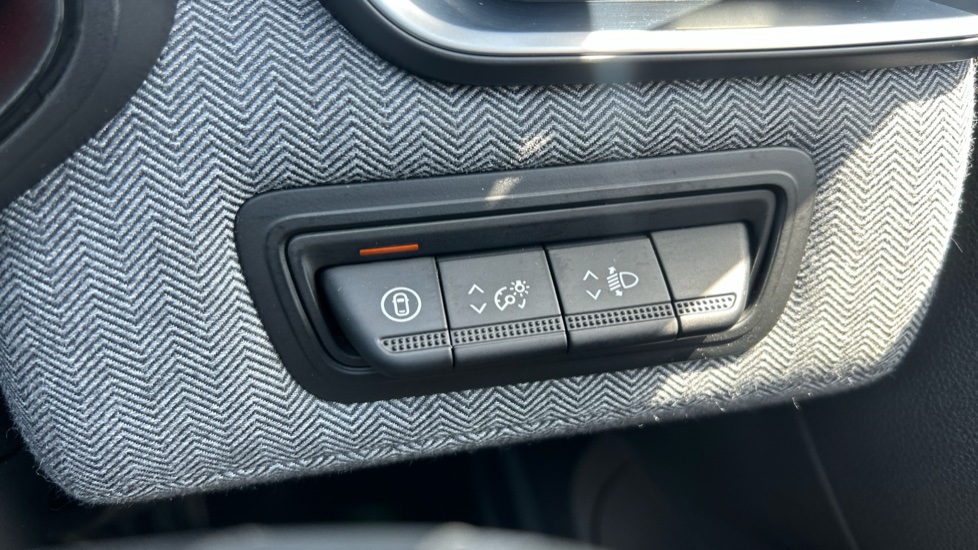 Renault Clio 1.0 TCe 90 Techno 5dr Petrol Hatchback - Image 33