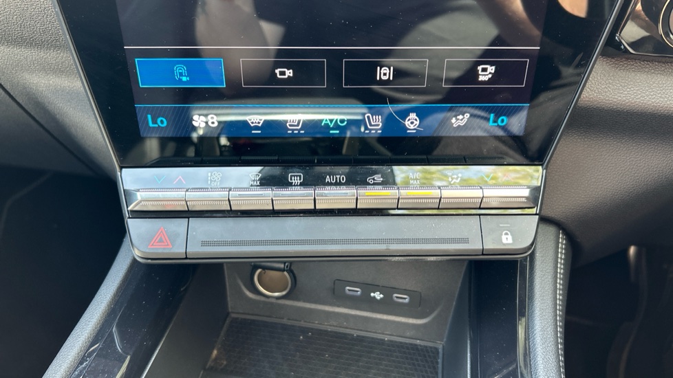 Renault Rafale E-Tech FHEV Iconic Esprit Alpine 5dr Auto 4C Hybrid Estate - Image 31