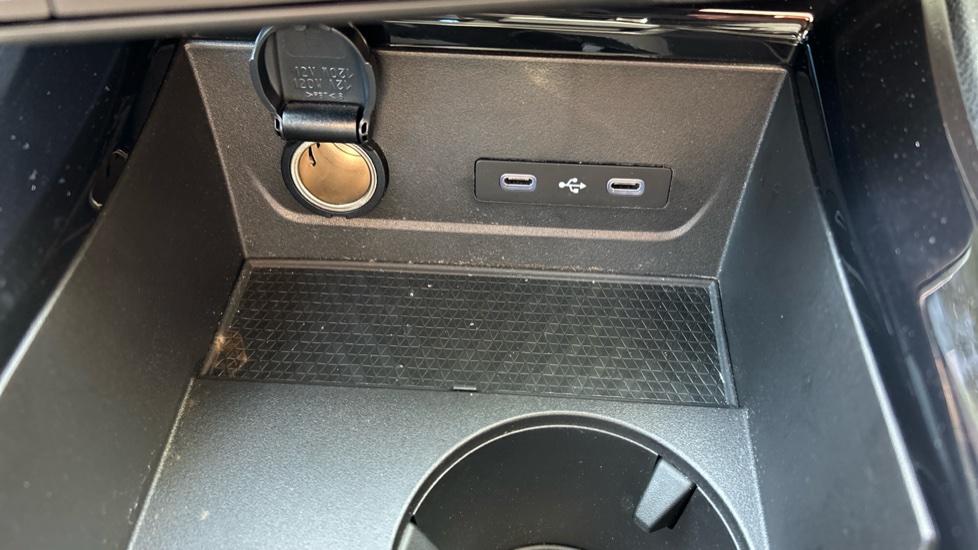 Renault Rafale E-Tech FHEV Iconic Esprit Alpine 5dr Auto 4C Hybrid Estate - Image 32