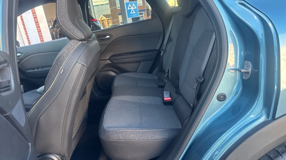 Renault Symbioz 1.8 E-Tech FHEV 160 Techno 5dr Auto Hybrid Estate - Image 16