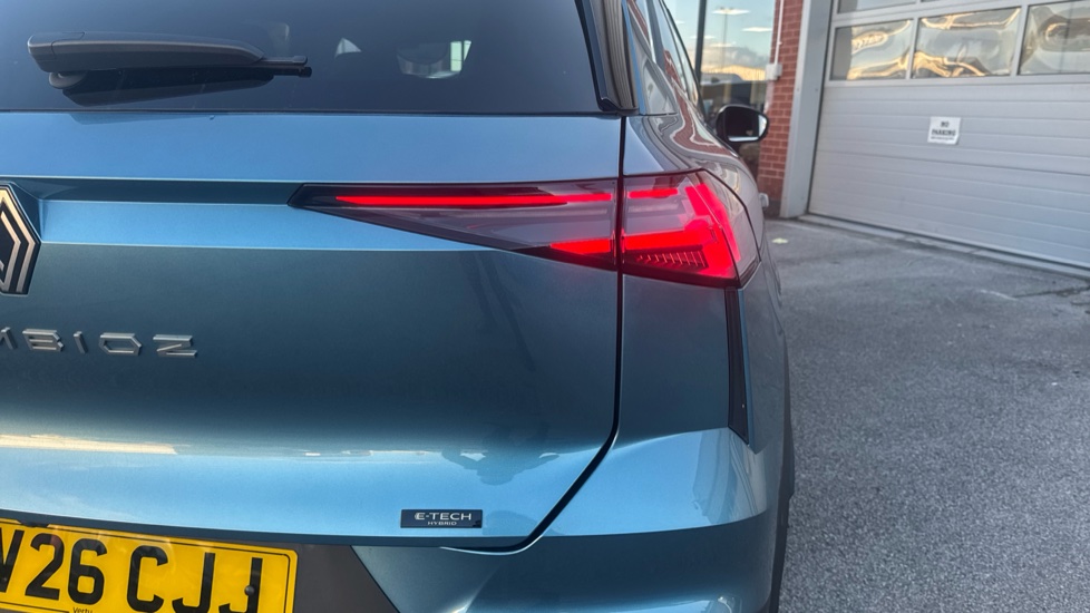 Renault Symbioz 1.8 E-Tech FHEV 160 Techno 5dr Auto Hybrid Estate - Image 37