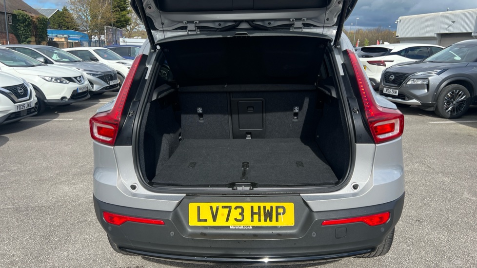Volvo XC40 2.0 B4P Ultimate Dark 5dr Auto Petrol Estate - Image 4