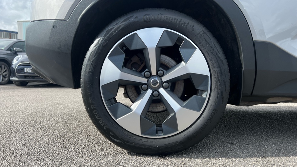 Volvo XC40 2.0 B4P Ultimate Dark 5dr Auto Petrol Estate - Image 7