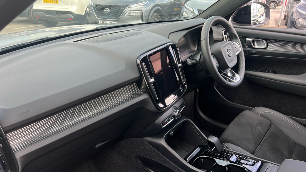 Volvo XC40 2.0 B4P Ultimate Dark 5dr Auto Petrol Estate - Image 9