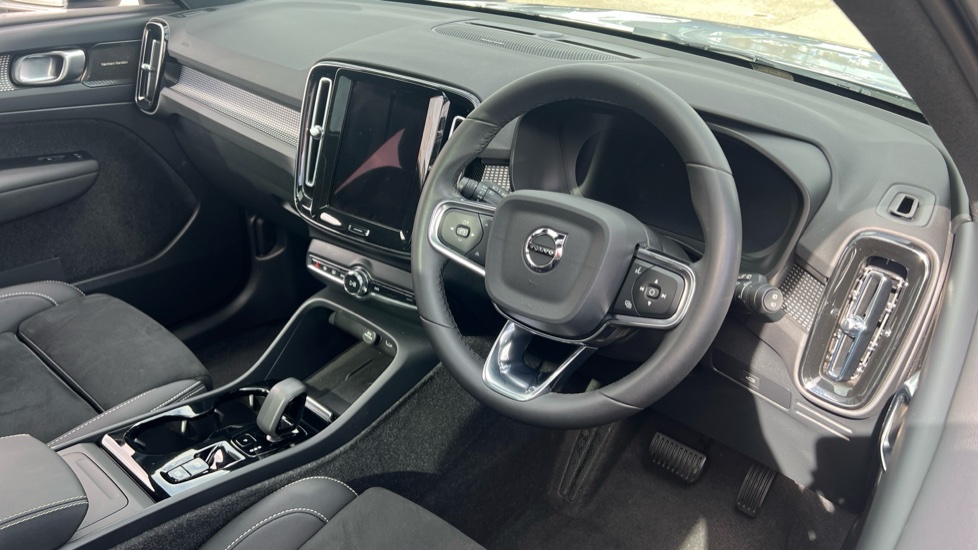 Volvo XC40 2.0 B4P Ultimate Dark 5dr Auto Petrol Estate - Image 11