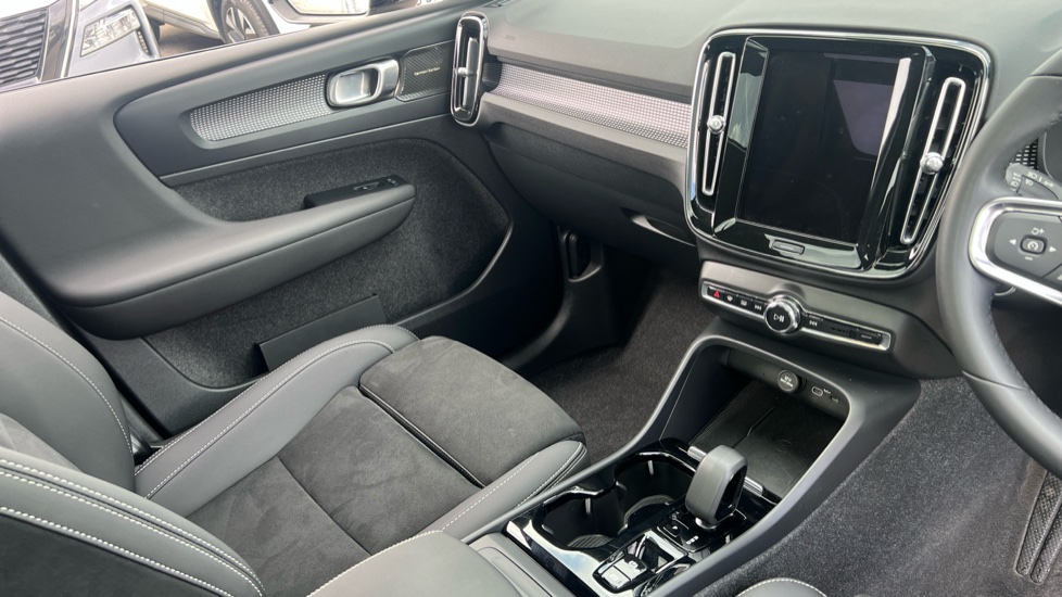 Volvo XC40 2.0 B4P Ultimate Dark 5dr Auto Petrol Estate - Image 14