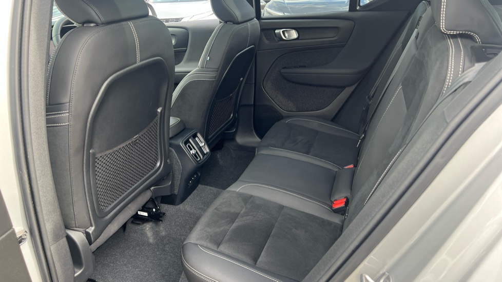 Volvo XC40 2.0 B4P Ultimate Dark 5dr Auto Petrol Estate - Image 16
