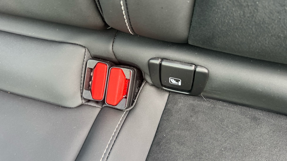 Volvo XC40 2.0 B4P Ultimate Dark 5dr Auto Petrol Estate - Image 17