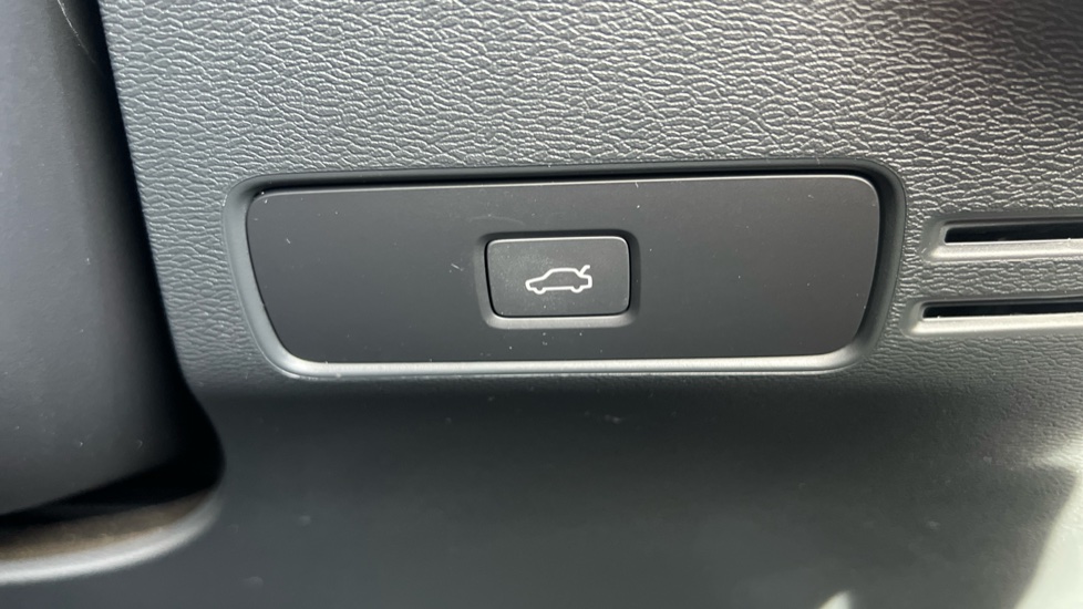 Volvo XC40 2.0 B4P Ultimate Dark 5dr Auto Petrol Estate - Image 24