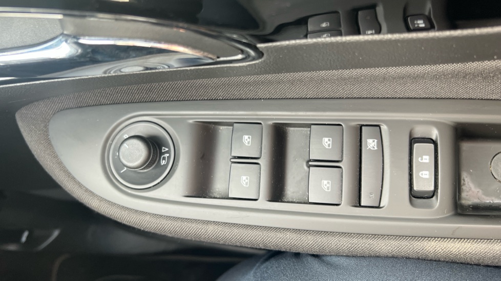 Vauxhall Mokka X 1.6i Active 5dr Petrol Hatchback - Image 33