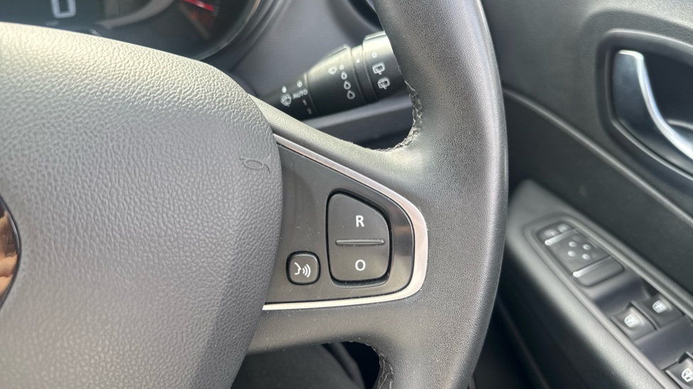 Renault Captur 0.9 TCE 90 Iconic 5dr Petrol Hatchback - Image 23