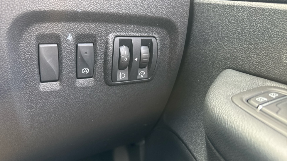 Renault Captur 0.9 TCE 90 Iconic 5dr Petrol Hatchback - Image 28