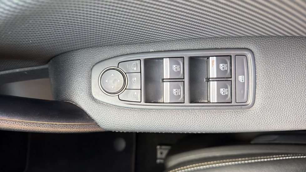 Renault Captur 1.6 E-Tech Plug-in hybrid 160 Engineered 5dr Auto Hatchback - Image 26