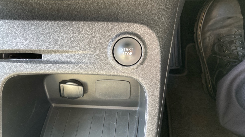 Renault Captur 1.3 TCE 130 Iconic 5dr Petrol Hatchback - Image 22