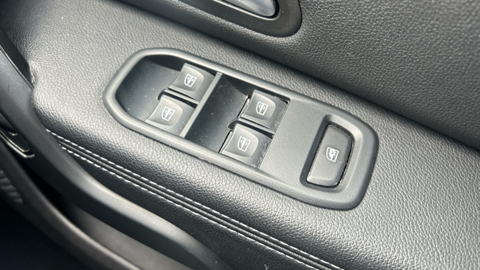 Dacia Duster 1.0 TCe 90 Prestige 5dr Petrol Estate - Image 31
