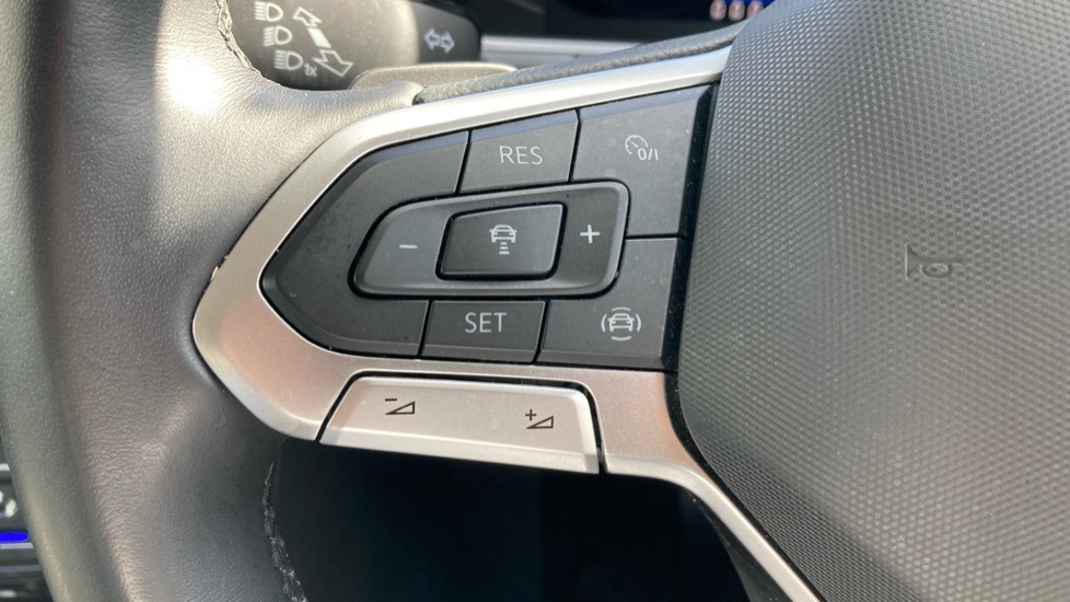 Volkswagen T-Roc 1.5 TSI Style 5dr DSG Petrol Hatchback - Image 29