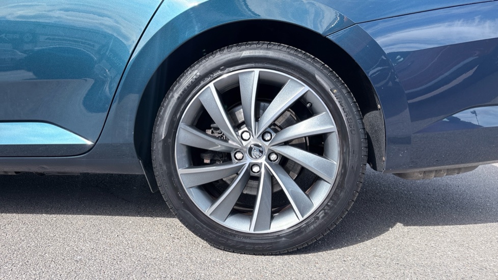 Skoda Superb 2.0 TSI 272 Laurin + Klement 4X4 5dr DSG Petrol Hatchback - Image 7