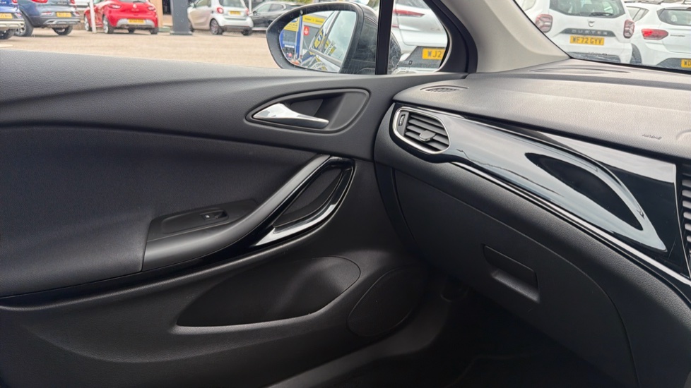 Vauxhall Astra 1.6T 16V 200 SRi Nav 5dr Petrol Hatchback - Image 29