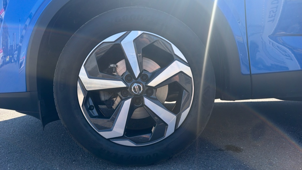 Nissan Qashqai 1.3 DiG-T MH N-Connecta 5dr Petrol Hatchback - Image 7