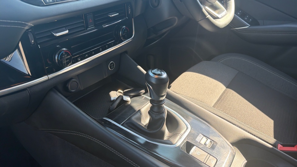 Nissan Qashqai 1.3 DiG-T MH N-Connecta 5dr Petrol Hatchback - Image 13