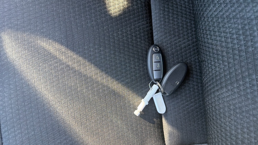 Nissan Qashqai 1.3 DiG-T MH N-Connecta 5dr Petrol Hatchback - Image 20
