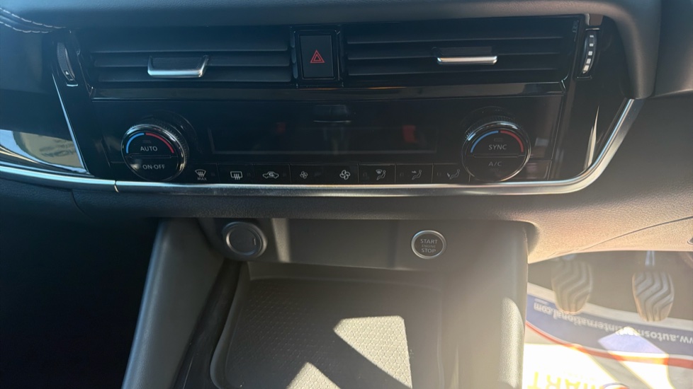 Nissan Qashqai 1.3 DiG-T MH N-Connecta 5dr Petrol Hatchback - Image 27