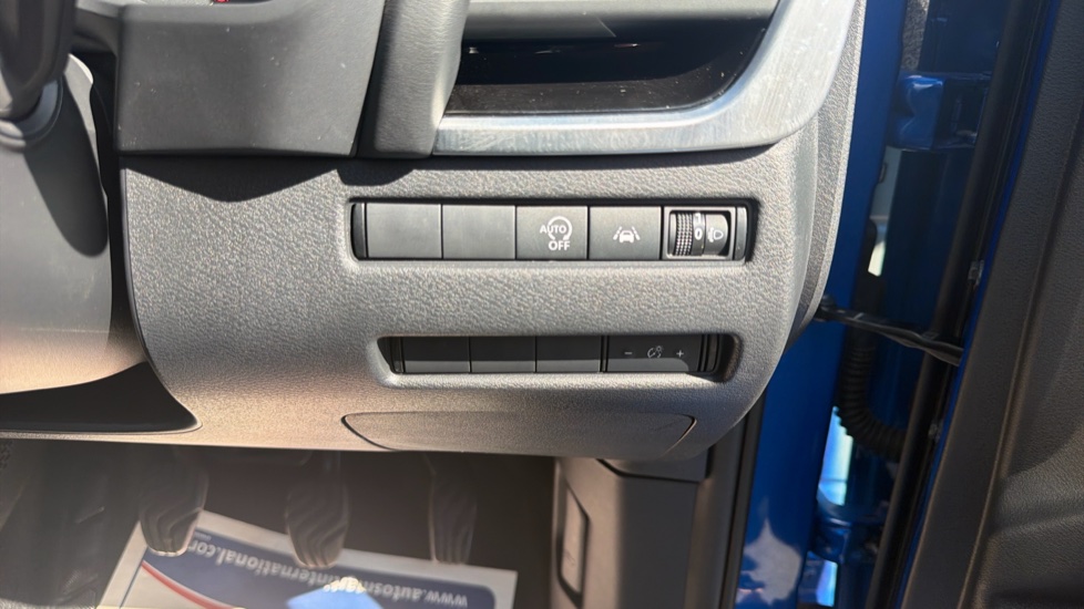 Nissan Qashqai 1.3 DiG-T MH N-Connecta 5dr Petrol Hatchback - Image 28