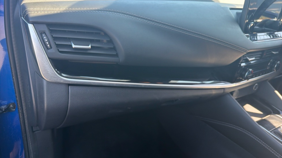 Nissan Qashqai 1.3 DiG-T MH N-Connecta 5dr Petrol Hatchback - Image 30