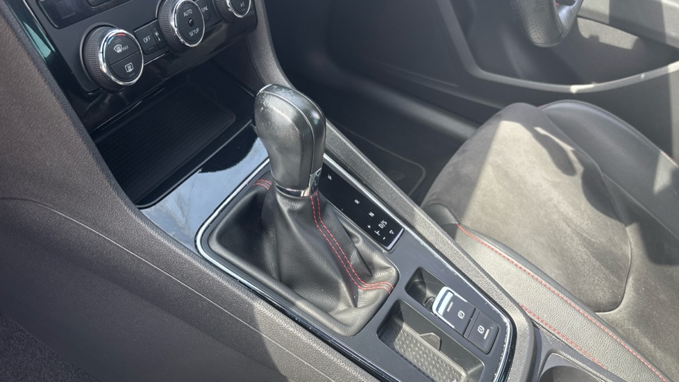 SEAT Leon 2.0 TDI 150 FR Black Edition [EZ] 5dr DSG Diesel Hatchback - Image 13