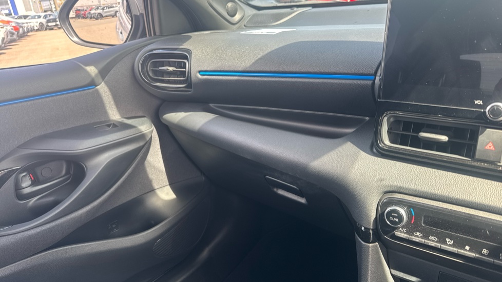 Toyota Yaris 1.5 Hybrid 130 Premiere Edition 5dr CVT Hybrid Hatchback - Image 40