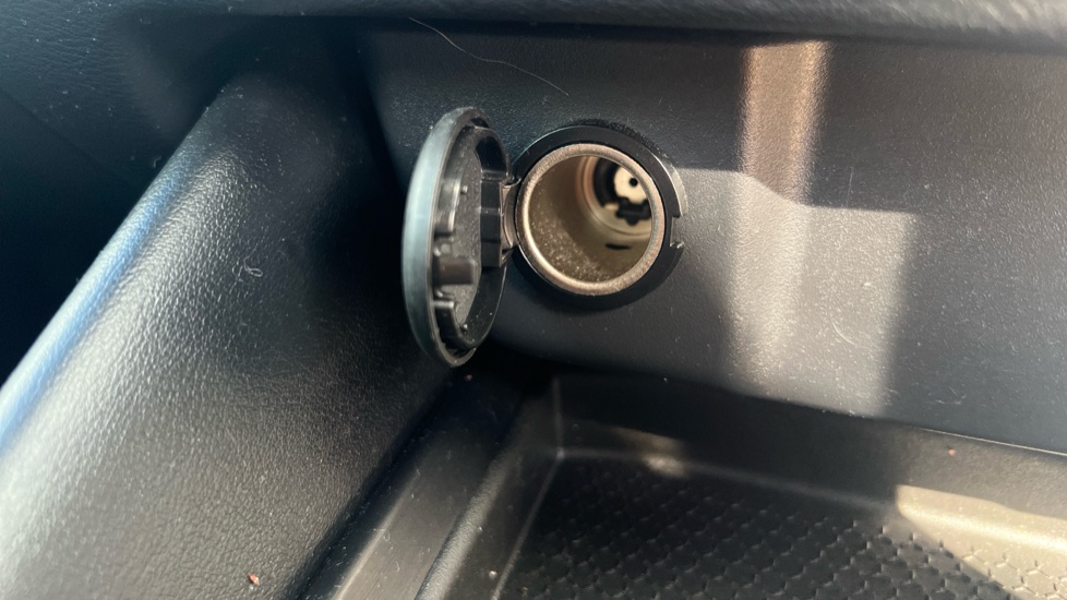 Nissan Qashqai 1.3 DiG-T MH 158 N-Connecta 5dr Xtronic Petrol Hatchback - Image 49