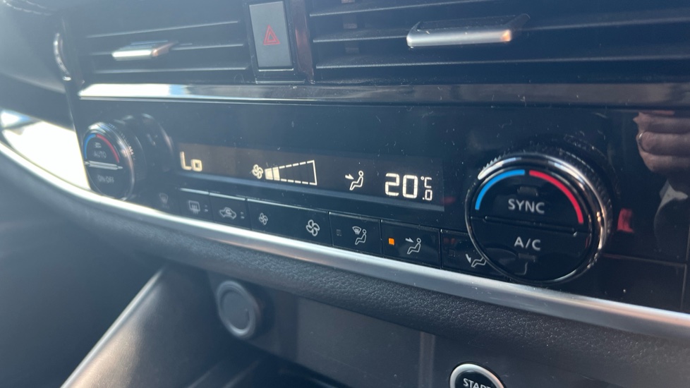 Nissan Qashqai 1.3 DiG-T MH 158 N-Connecta 5dr Xtronic Petrol Hatchback - Image 57
