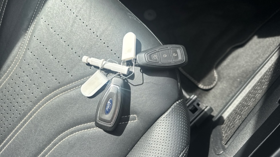 Ford Kuga 2.5 PHEV Vignale 5dr CVT Estate - Image 20