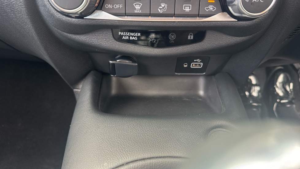 Nissan Juke 1.0 DiG-T 114 N-Connecta 5dr Petrol Hatchback - Image 30