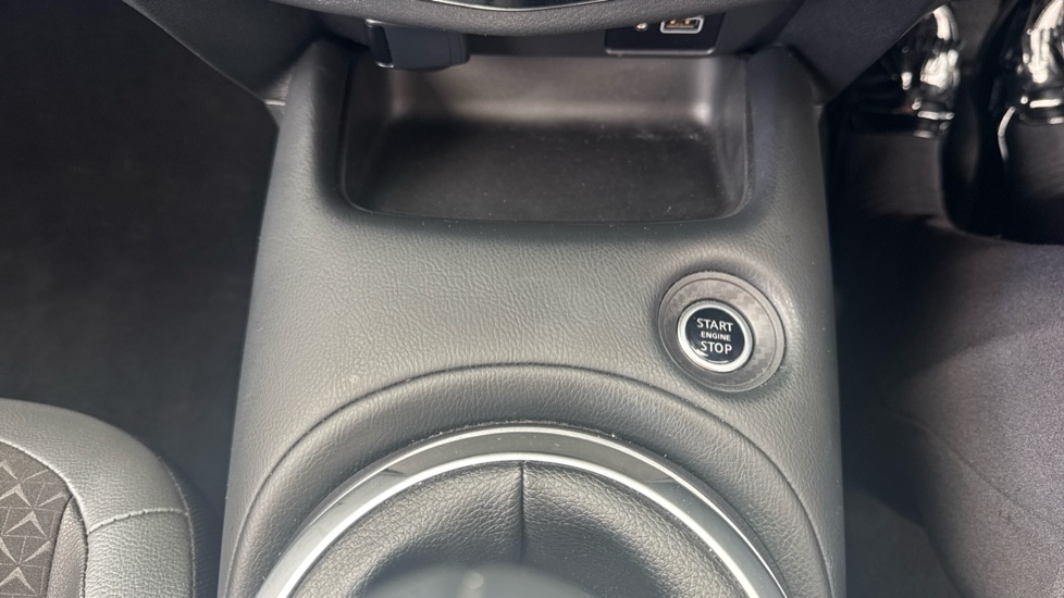 Nissan Juke 1.0 DiG-T 114 N-Connecta 5dr Petrol Hatchback - Image 31