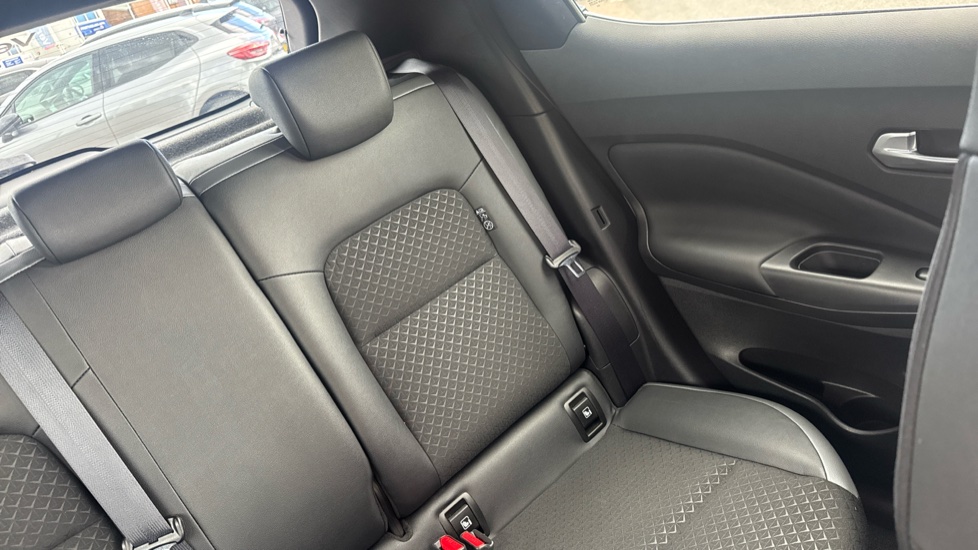 Nissan Juke 1.0 DiG-T 114 N-Connecta 5dr Petrol Hatchback - Image 41