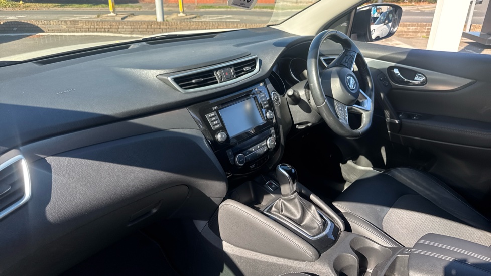 Nissan Qashqai 1.3 DiG-T 160 Tekna 5dr DCT Petrol Hatchback - Image 9
