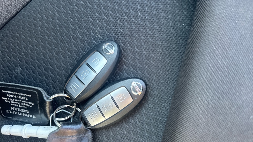 Nissan Qashqai 1.3 DiG-T 160 Tekna 5dr DCT Petrol Hatchback - Image 20
