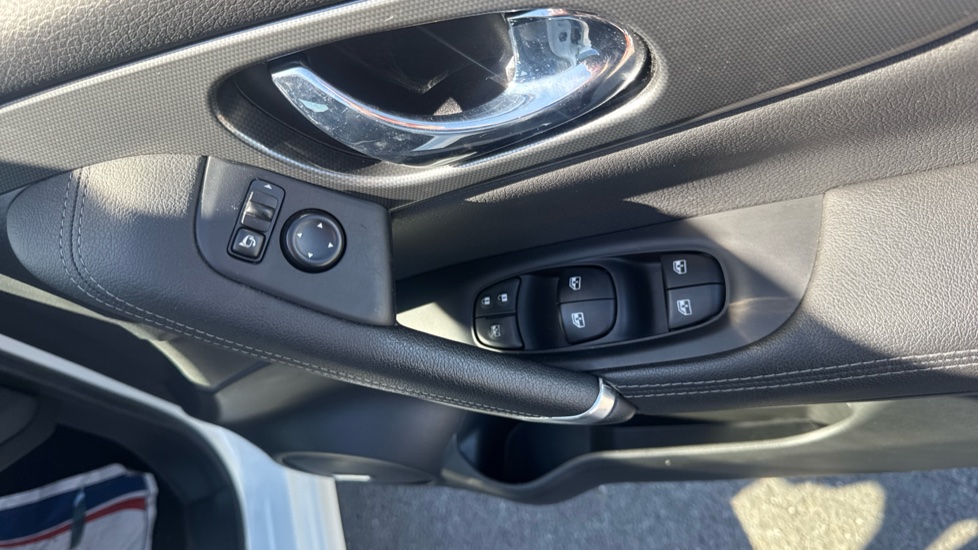 Nissan Qashqai 1.3 DiG-T 160 Tekna 5dr DCT Petrol Hatchback - Image 31