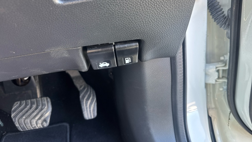 Nissan Qashqai 1.3 DiG-T 160 Tekna 5dr DCT Petrol Hatchback - Image 35