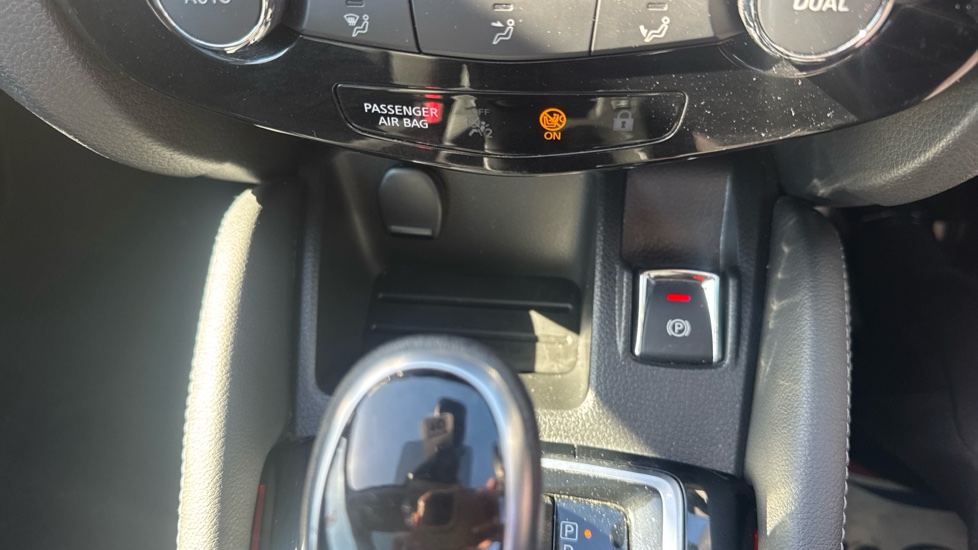 Nissan Qashqai 1.3 DiG-T 160 Tekna 5dr DCT Petrol Hatchback - Image 39