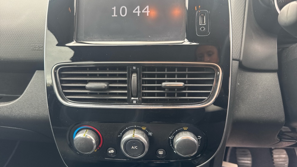 Renault Clio 0.9 TCE 90 Dynamique Nav 5dr Petrol Hatchback - Image 31