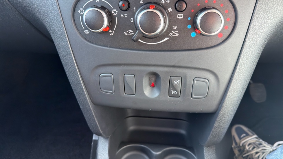 Dacia Sandero 0.9 TCe Comfort 5dr Petrol Hatchback - Image 27