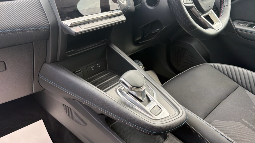 Renault Symbioz 1.6 E-Tech FHEV 145 Iconic Esprit Alpine 5dr Auto Hybrid Estate - Image 13