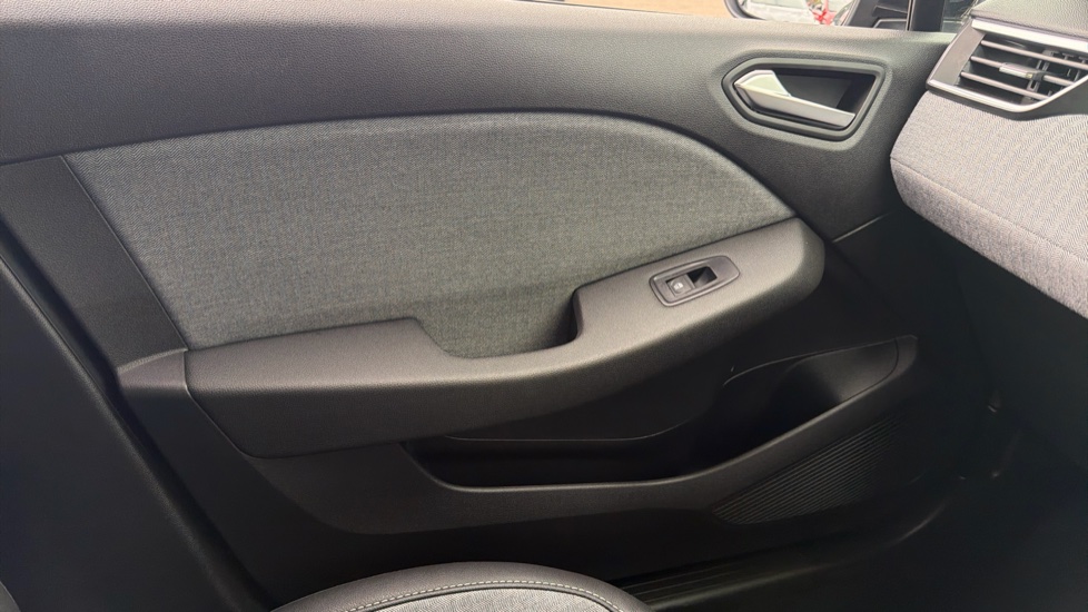 Renault Clio 1.0 TCe 90 Techno 5dr Petrol Hatchback - Image 28